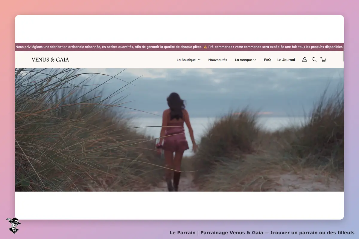 Venus & Gaia : une femme marchant sur un chemin de sable entre des herbes hautes