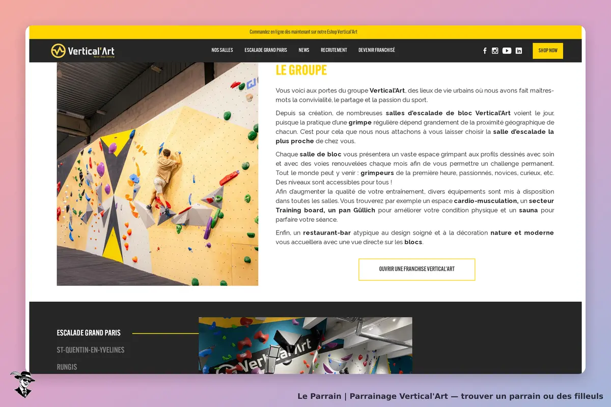 Vertical'Art : un grimpeur sur un mur d'escalade coloré dans une salle d'escalade intérieure