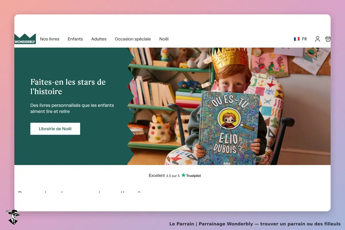 Wonderbly : un enfant souriant tient un livre illustré dans un intérieur coloré et accueillant