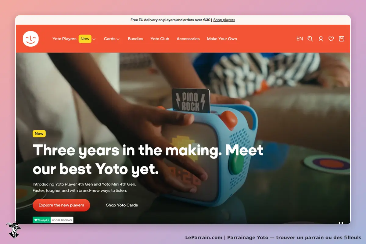 Yoto : un enfant tient un appareil audio coloré avec une carte à insérer sur une table